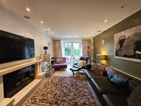 Spacious 5-bed Family Home W Garden & Parking